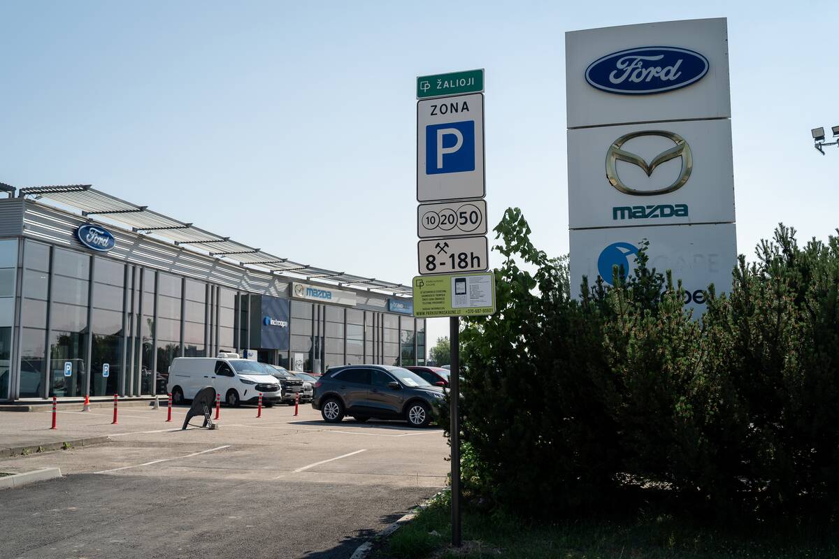 Tarifai: darbo dienomis nuo 8 iki 18 val. automobilio statymas aikštelėje kainuoja 0,5 euro už valandą.