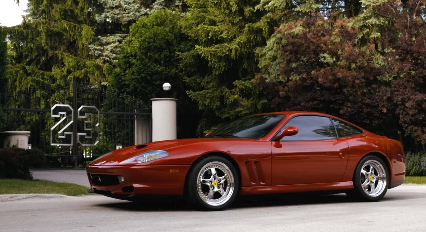 Proga: M. Jordanas prie „Ferrari 550 Maranello“ vairo sėdo penktą kartą tapęs NBA čempionu.
