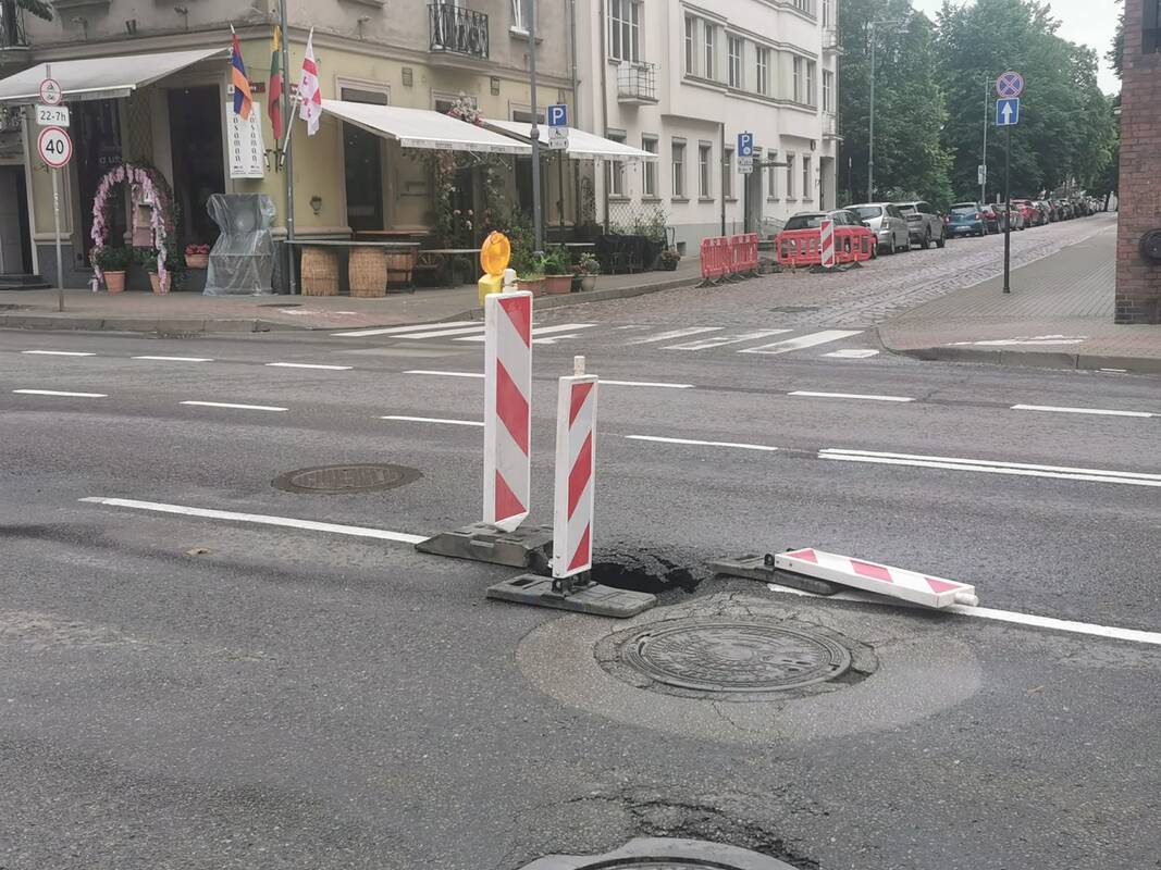 Pavojus: Herkaus Manto g. atsivėrusi duobė didina eismo įvykių riziką – vairuotojai baiminasi sugadinti automobilius.