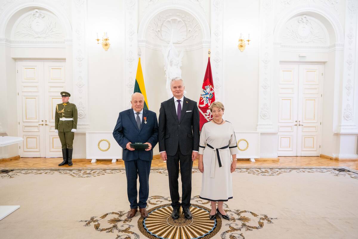 Įvertinimas: vakar Valstybės dienos proga prezidentūroje V. Čepas apdovanotas ordino „Už nuopelnus Lietuvai“ karininko kryžiumi. Į ceremoniją jis atvyko su žmona profesore Ramute Čepiene.
