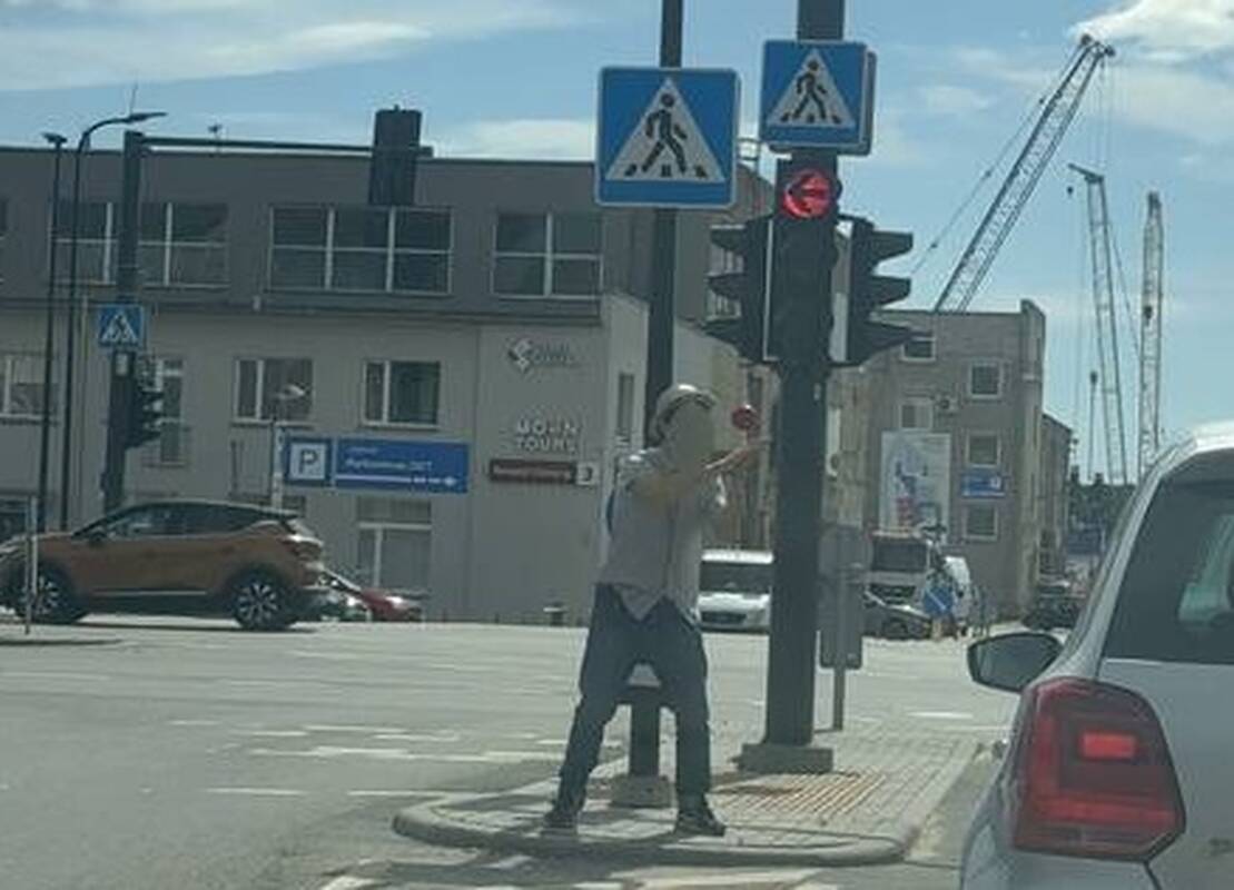 Neįprasta: žonglieriaus pasirodymas prie šviesoforo sukėlė skirtingas reakcijas.