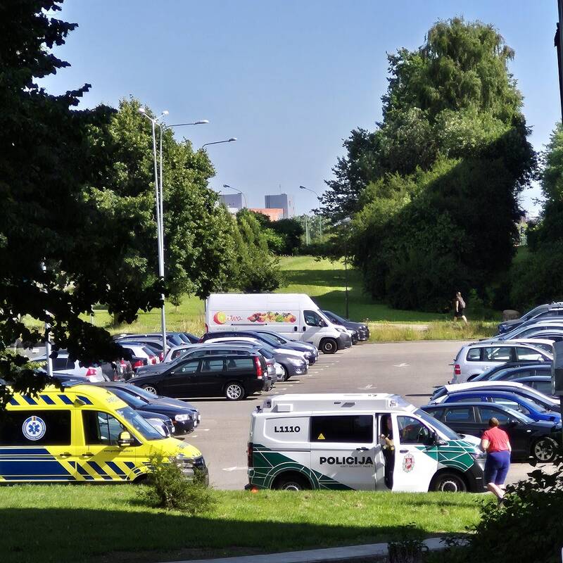Eiga: moteris iškrito iš penkiaaukščio namo Šilutės pl., ji buvo perduota medikams. Tuo pat metu kita moteris bendravo su pareigūne.