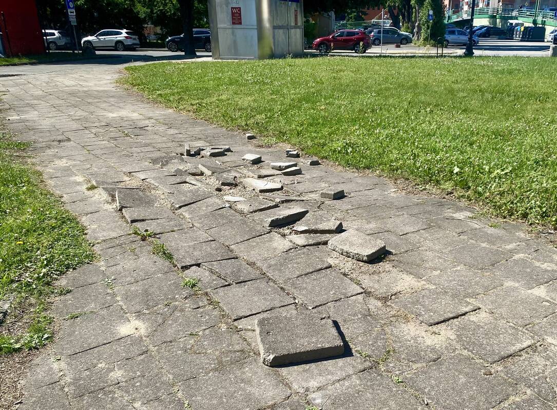 Planai: miestiečius piktina ištrupėję pėsčiųjų takai ir nestabilios akmens plokštės Klaipėdos senamiestyje – savivaldybė žada imtis tvarkymo darbų.