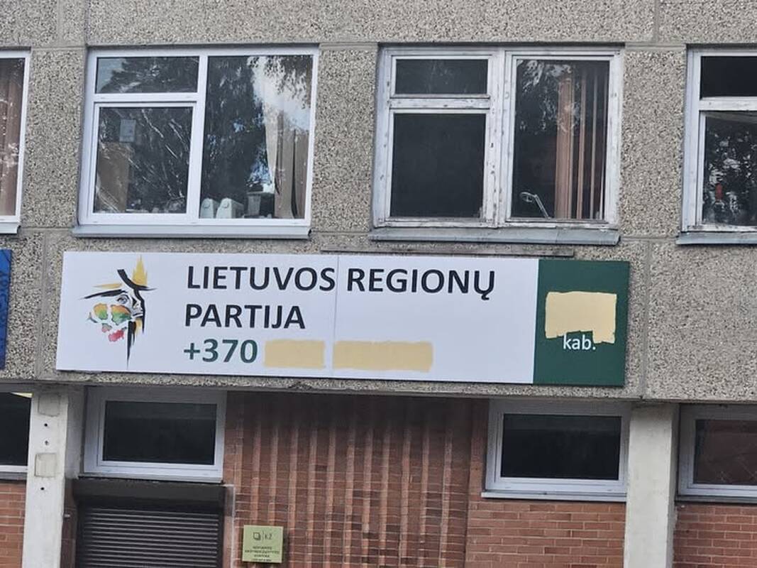 Klausimai: klaipėdiečiams akis bado vienos partijos reklaminis stendas Birutės gatvėje – kažkas dažais uždažė partijos kontaktinį telefoną ir kabineto numerį.
