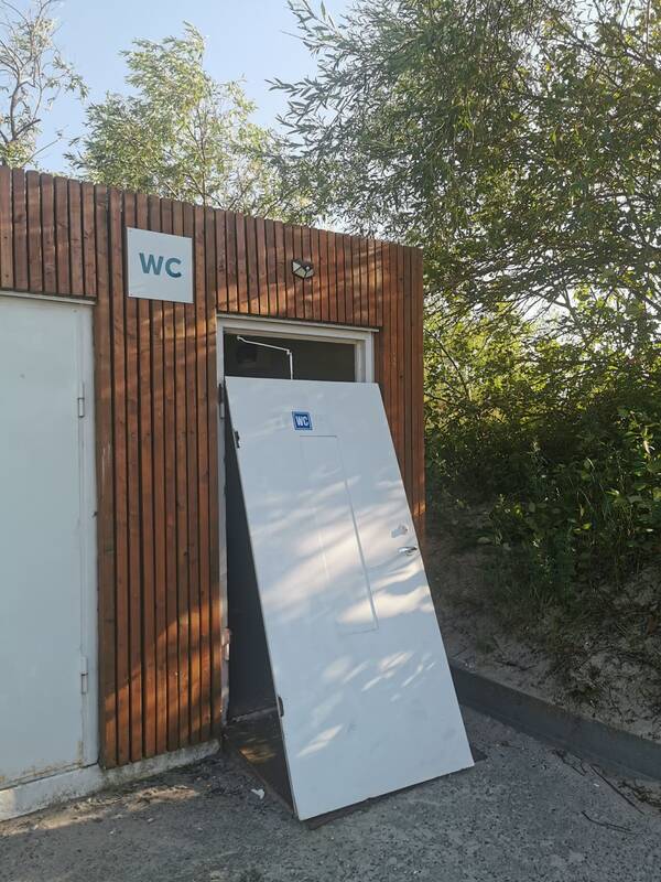 Netvarka: Melnragės antrajame paplūdimyje pastebėta, kad vieno viešojo tualeto durys – išlaužtos.