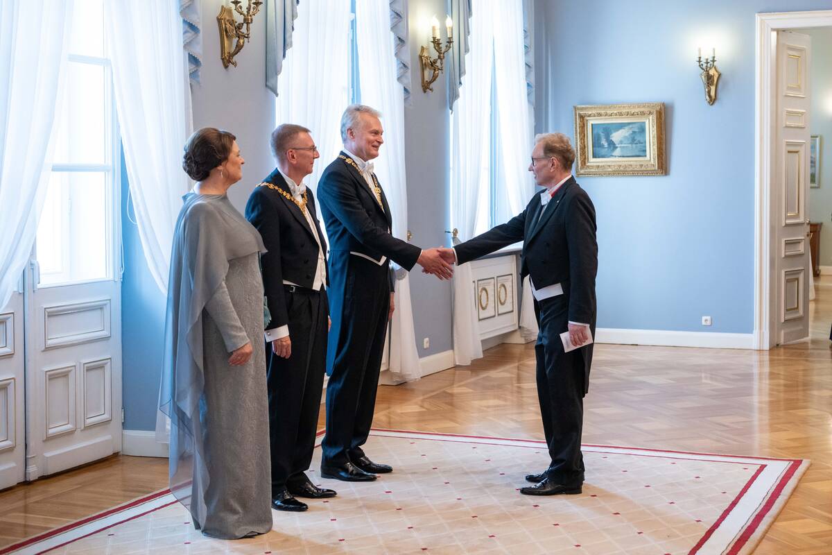 Ceremonija: Latvijos valstybės apdovanojimas KU rektoriui A. Razbadauskui (dešinėje) įteiktas per Lietuvos prezidento G. Nausėdos ir pirmosios ponios D. Nausėdienės surengtą valstybinę vakarienę Latvijos prezidento E. Rinkevičiaus garbei.