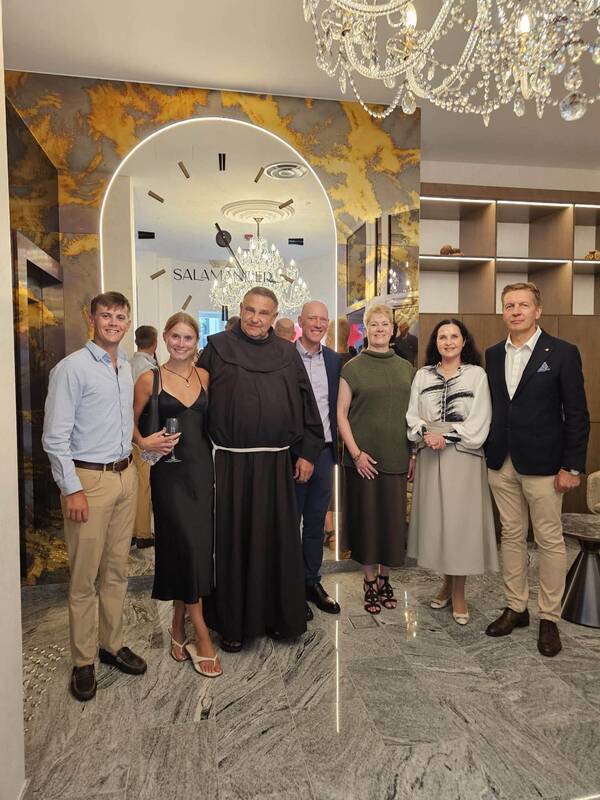 Akimirka: „Salamander“ atidaryme dalyvavo ne tik A. Vaitkus su žmona Ilona (dešinėje), bet ir kiti svečiai.