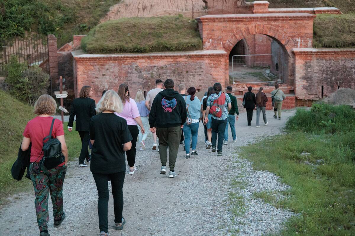 Nuotaika: susirinkę temstant, netrukus ekskursijos dalyviai jau žygiavo tamsoje.
