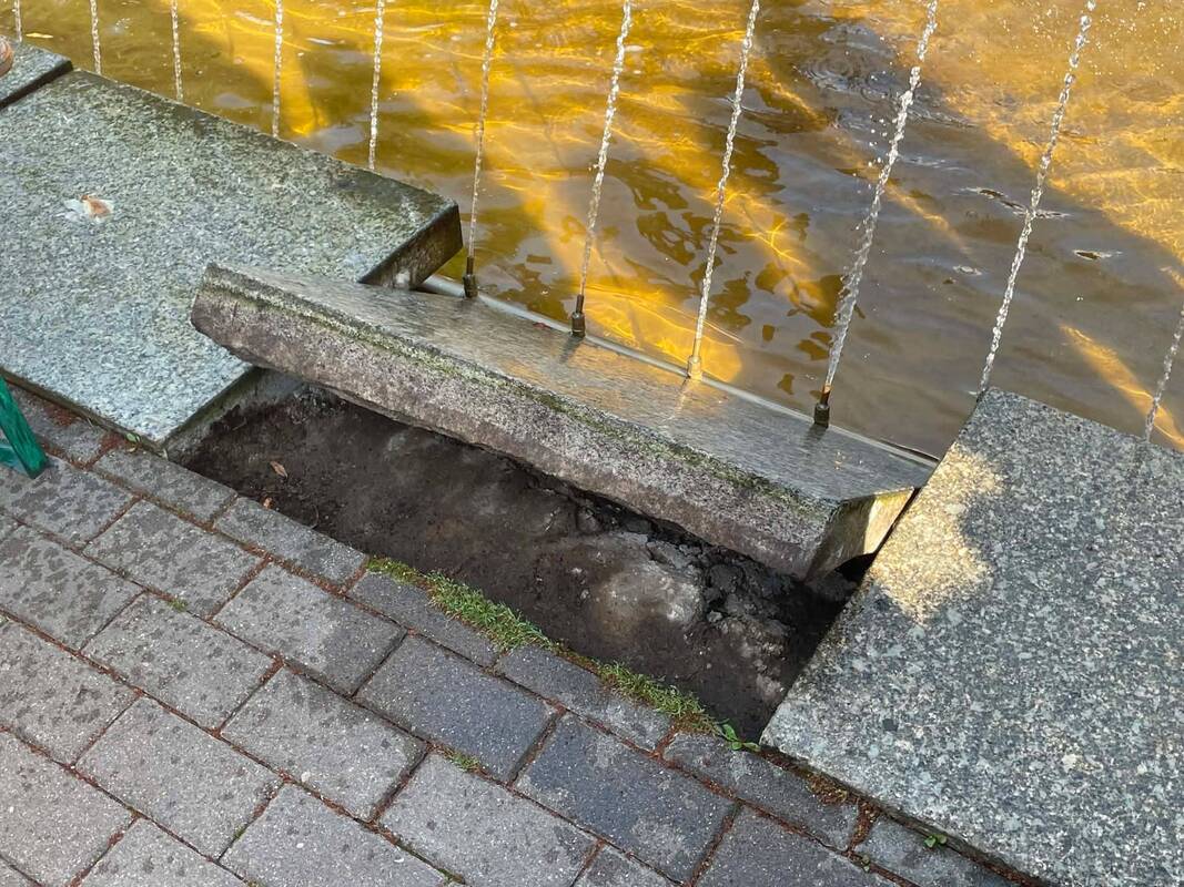 Problema: klaipėdiečiai skundžiasi, kad aplink „Žvejo“ fontaną išlūžusios plytelės trukdo saugiai vaikščioti.