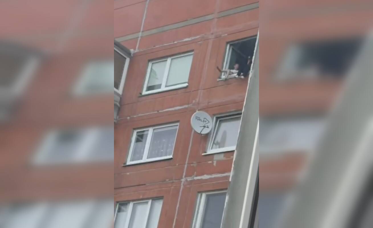 Linksmybės: nepilnamečiai sėdėjimą ant palangės devintajame aukšte iškišus kojas veikiausiai laiko pramoga.