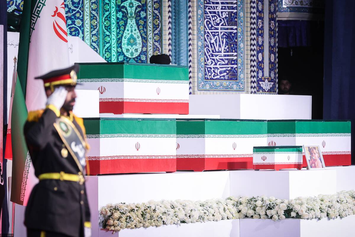 
<span>Iraniečiai paaiškino, kodėl nedalyvaus Ali Khamenei laidotuvėse</span>
