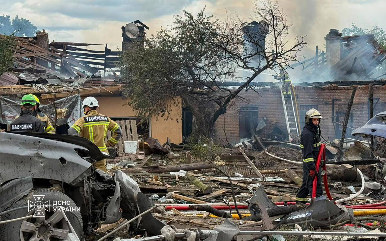 
<span>Rusija smogė ginklų parodai netoli Kyjivo: pranešama apie žuvusiuosius</span>
