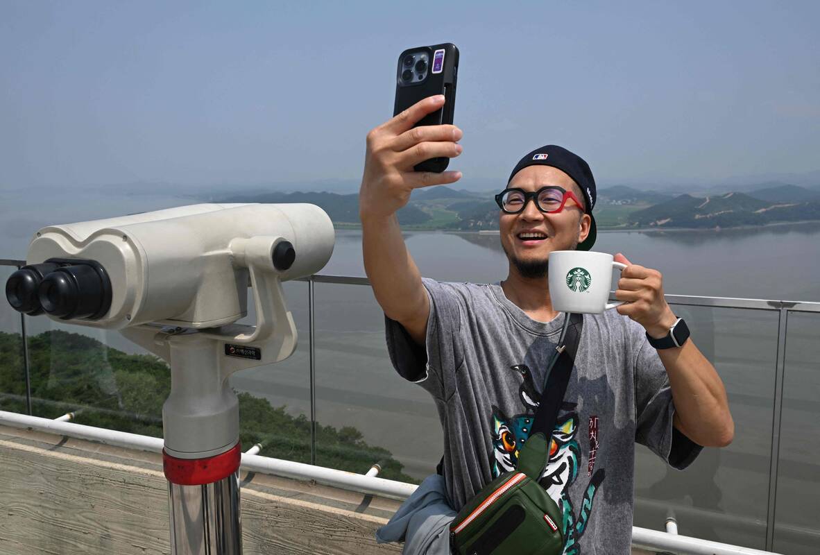 
<span>Turistai plūsta į „Starbucks“ kavinę su vaizdu į Šiaurės Korėją</span>
