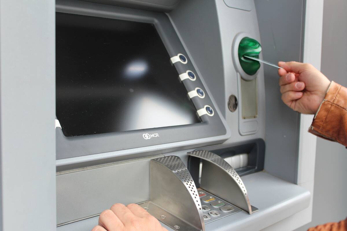 Apsauga: bankomate palikus kortelę panikuoti nereikėtų, nes bankomatas pats ją paryja, kad nepasinaudotų piktavaliai. 