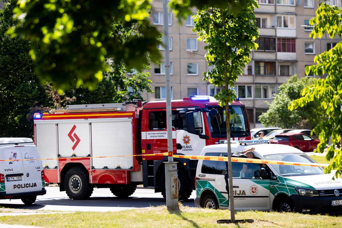 
<span>13 aukštų daugiabutyje Vilniuje kilo gaisras: žmonės lipo ant stogo</span>
