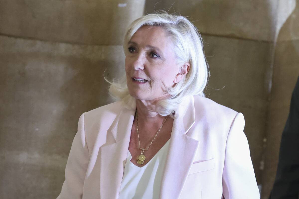 
<span>Prancūzijos teismas Marine Le Pen nurodė nešioti apykoję</span>
