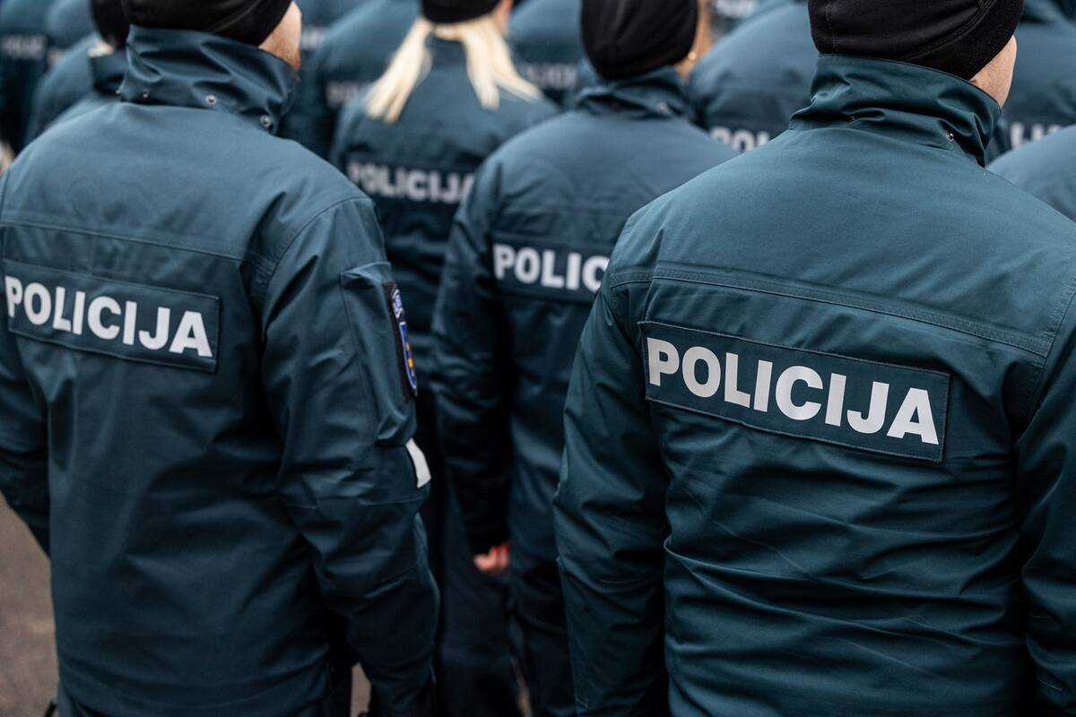 
<span>Uniformą apšlapinęs buvęs policininkas sausas neišlipo: turės sumokėti baudą</span>
