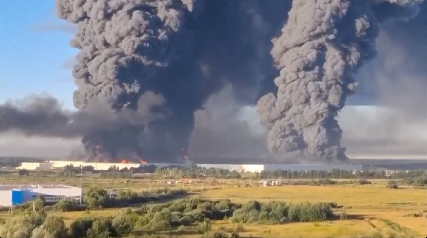 
<span>Rusų kauksmas sklinda vis garsiau: ką Ukraina laimi degindama siuntų sandėlius?</span>
