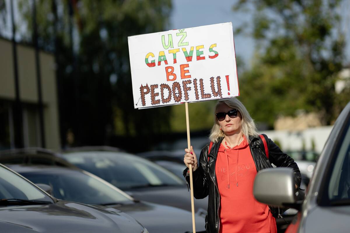 Piketas „Vilniaus rajonas be pedofilų garbinimo“