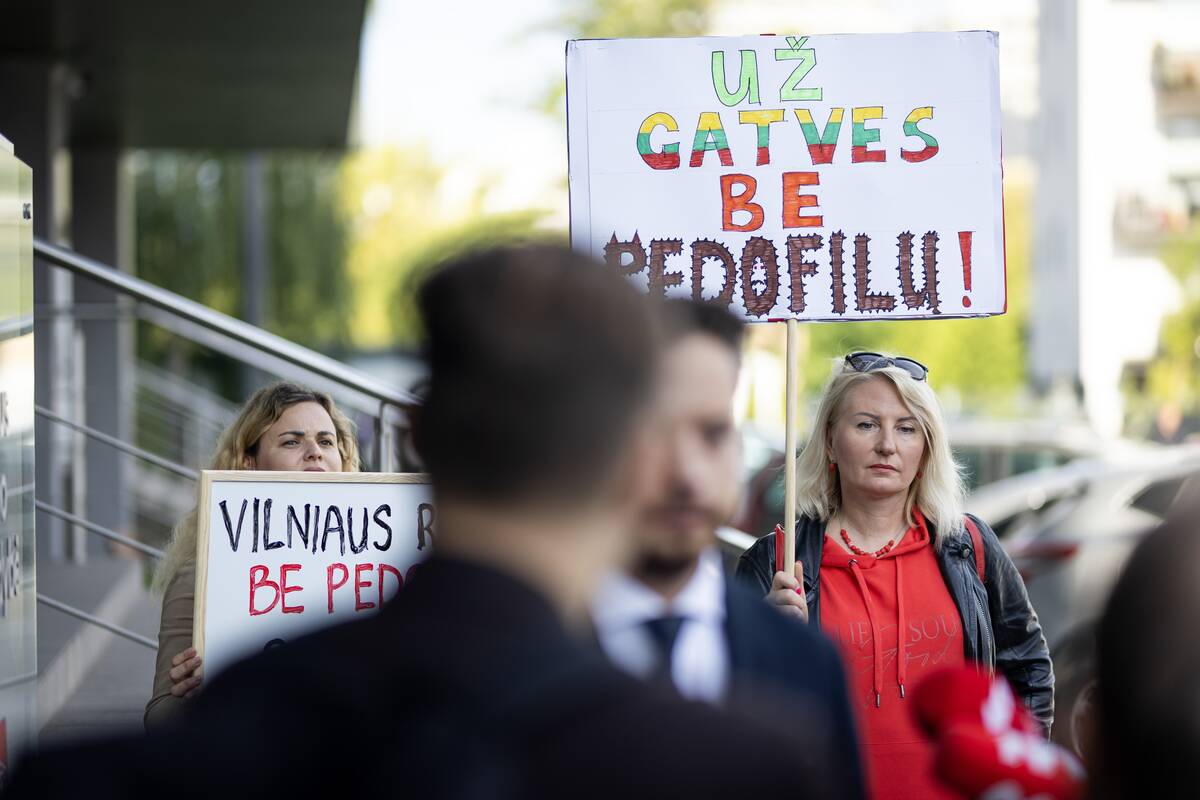 Piketas „Vilniaus rajonas be pedofilų garbinimo“