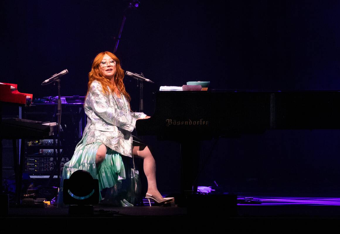 1963 — gimė dainininkė Tori Amos.