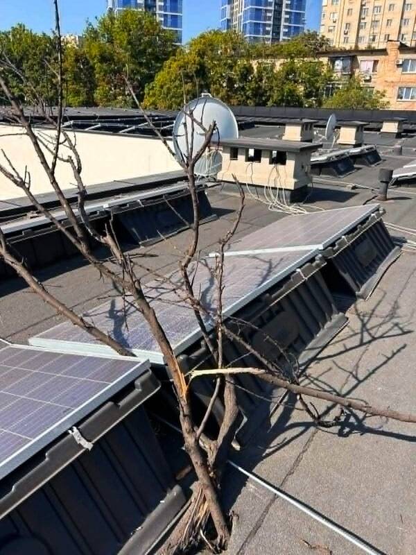 Nukritus raketai, apgadintas Lietuvos ambasados Ukrainoje pastatas Kyjive
