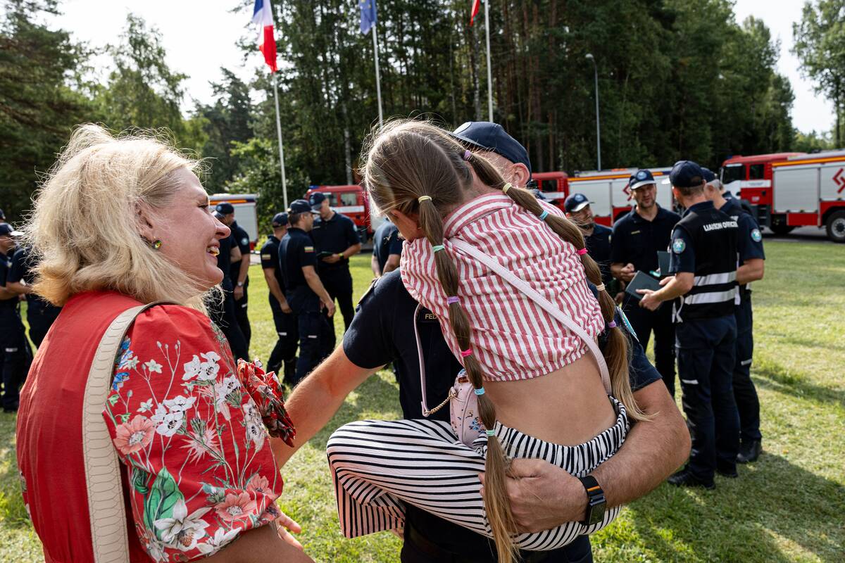 Iš tarptautinės pagalbos misijos Prancūzijoje grįžusių Lietuvos ugniagesių gelbėtojų pasitikimas