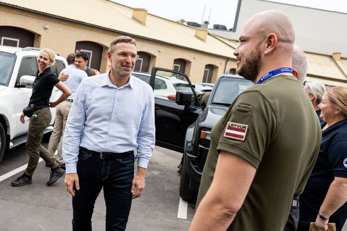 Iš Ukrainos grįžusios pirmosios bendros Lietuvos, Latvijos ir Estijos medikų grupės sutikimas