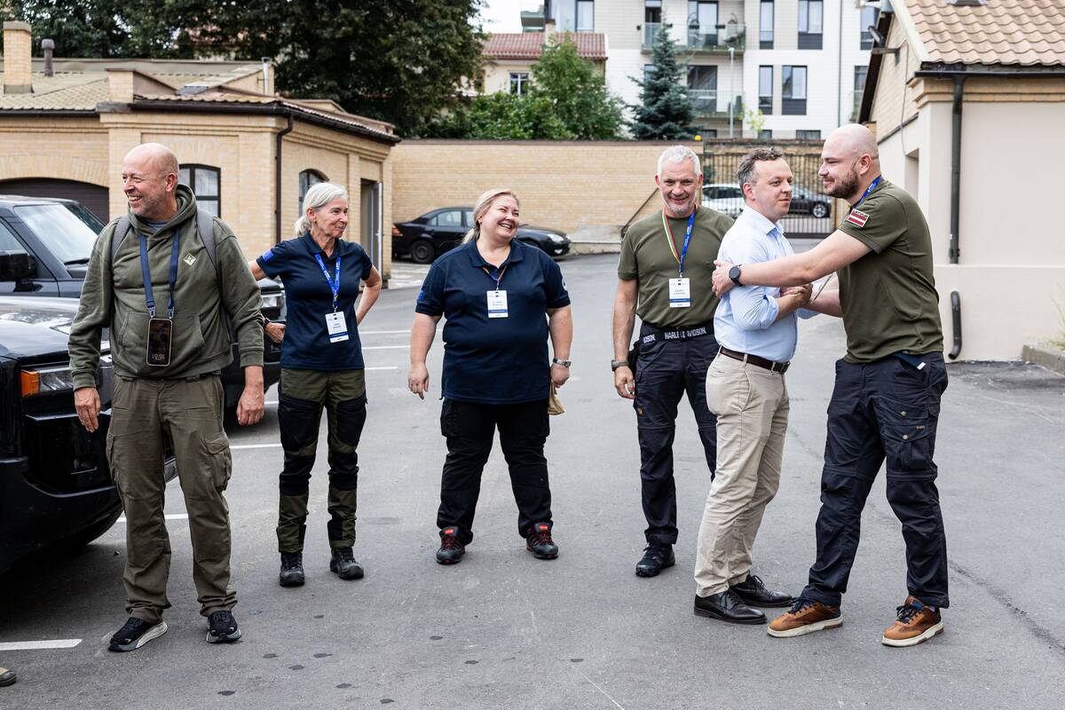 Iš Ukrainos grįžusios pirmosios bendros Lietuvos, Latvijos ir Estijos medikų grupės sutikimas