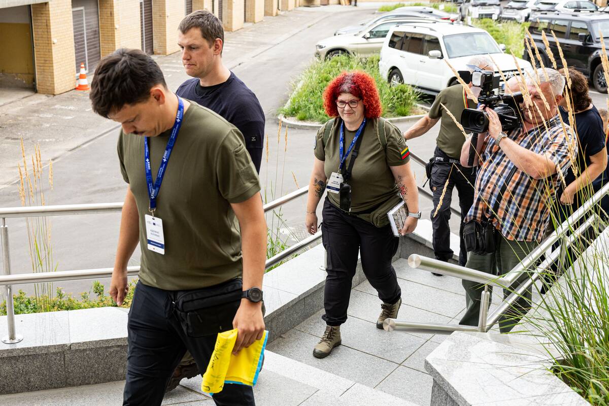 Iš Ukrainos grįžusios pirmosios bendros Lietuvos, Latvijos ir Estijos medikų grupės sutikimas