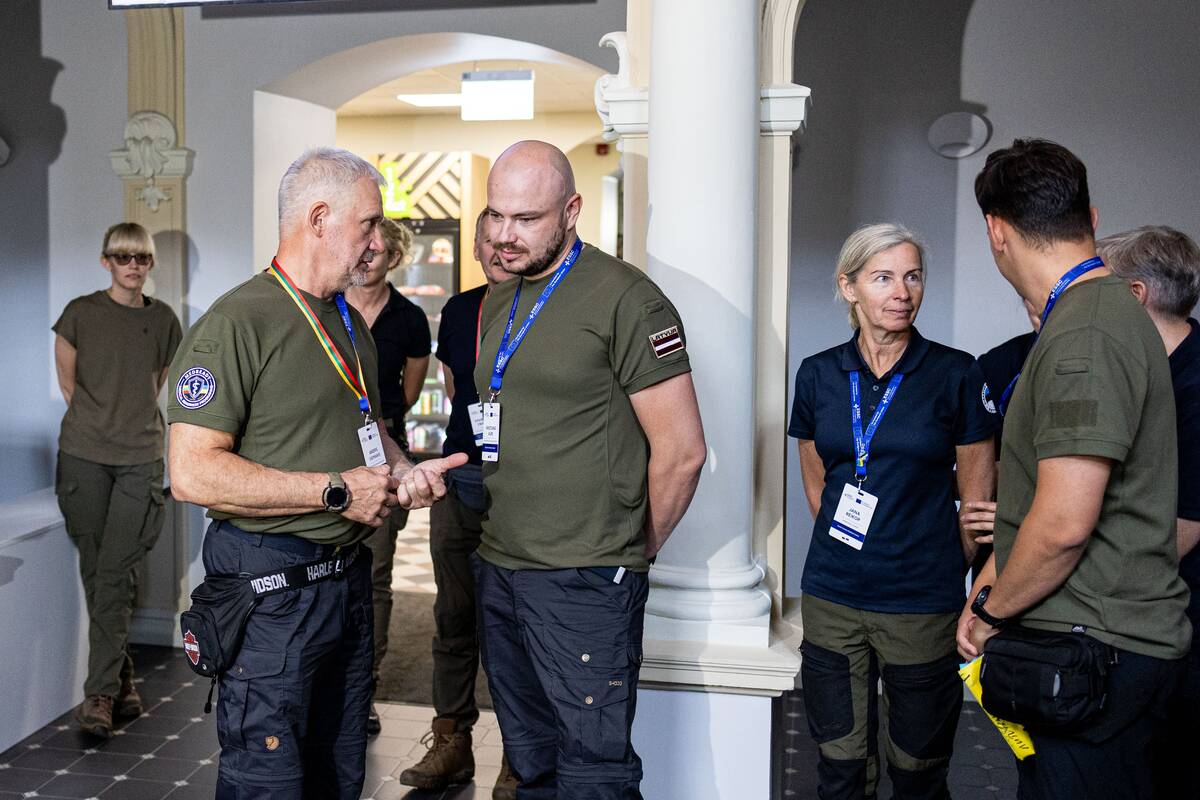 Iš Ukrainos grįžusios pirmosios bendros Lietuvos, Latvijos ir Estijos medikų grupės sutikimas