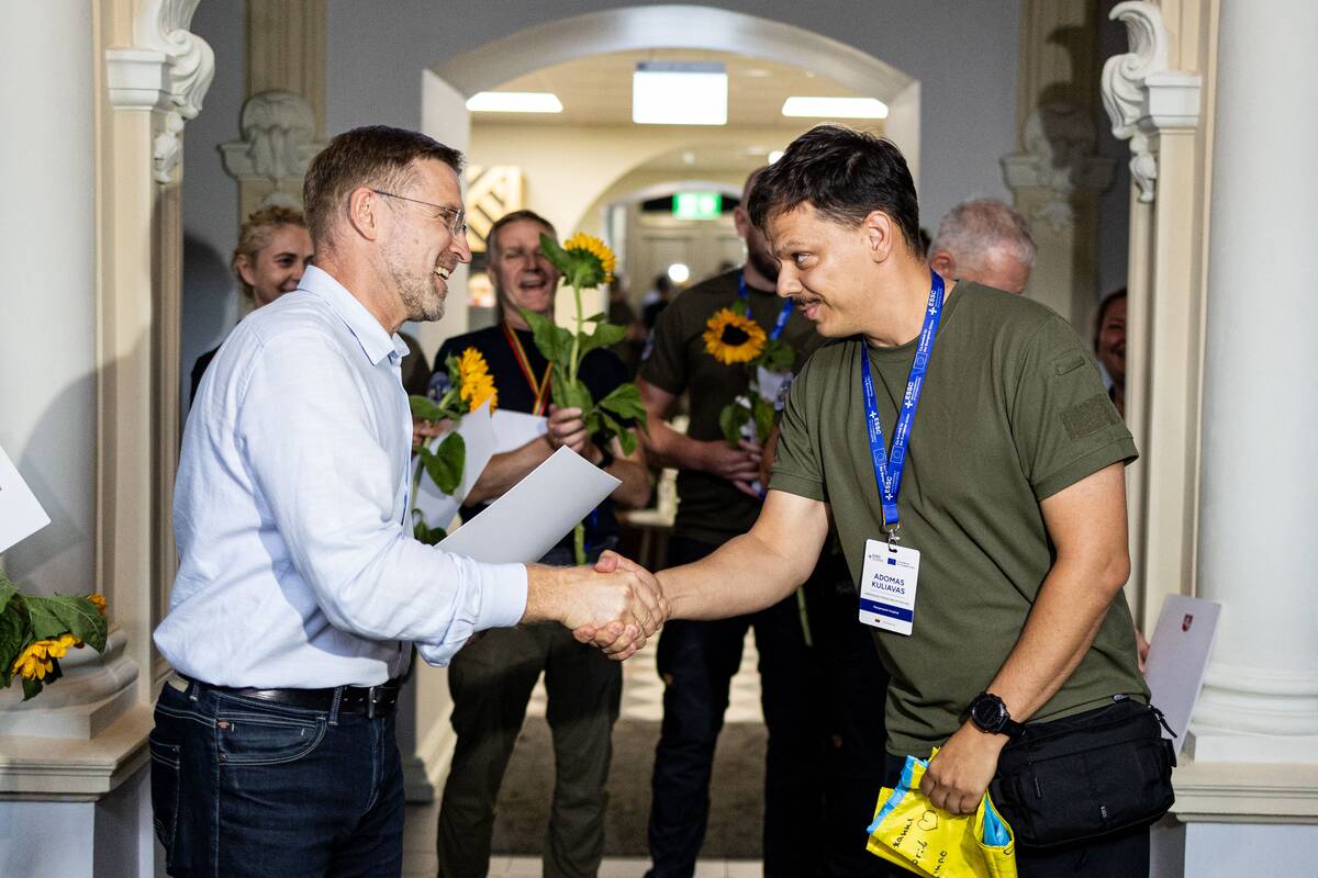 Iš Ukrainos grįžusios pirmosios bendros Lietuvos, Latvijos ir Estijos medikų grupės sutikimas