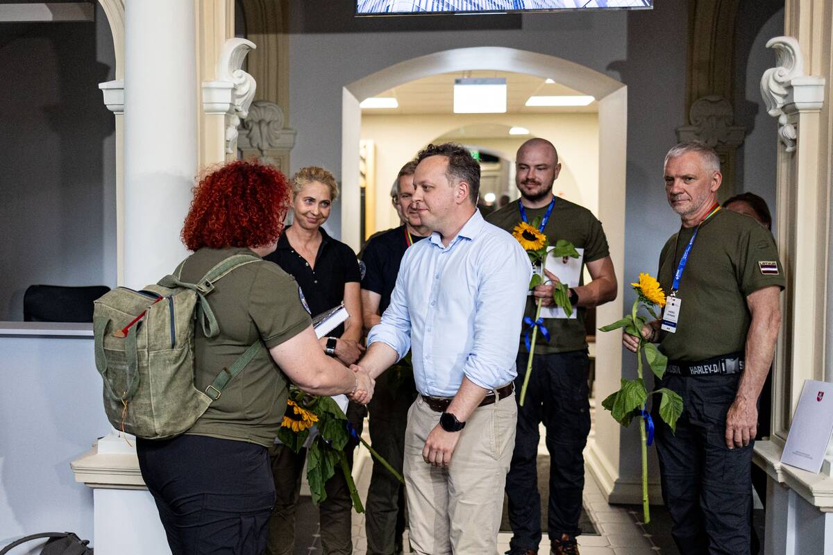 Iš Ukrainos grįžusios pirmosios bendros Lietuvos, Latvijos ir Estijos medikų grupės sutikimas