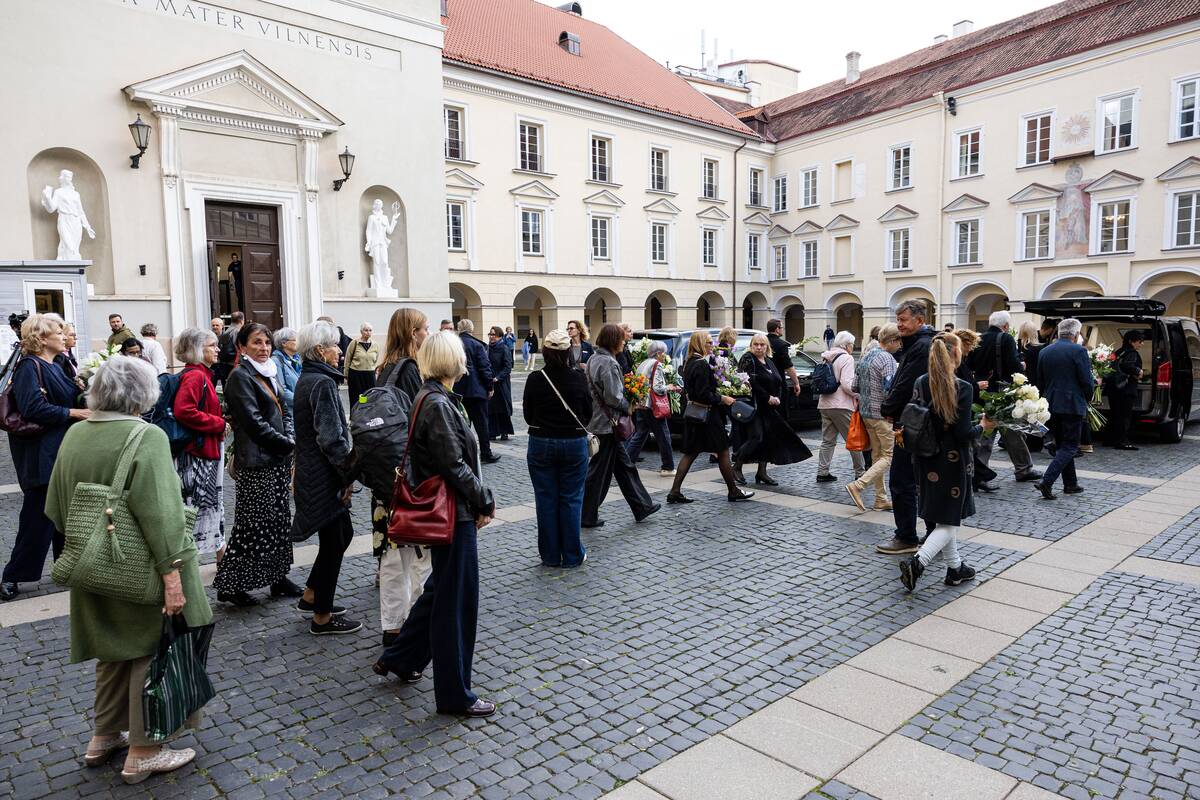 Į paskutiniąją kelionę išlydima poetė Violeta Palčinskaitė