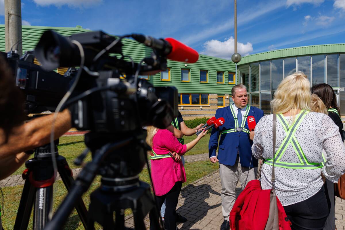 Giraitės ginkluotės gamykloje pradedamos statybos: ministro vizitas 