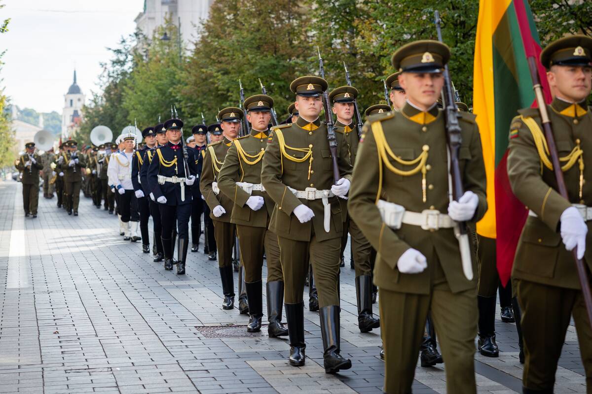 Karinė eisena Gedimino prospektu