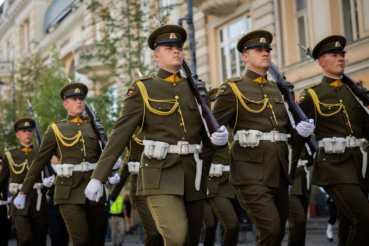 Karinė eisena Gedimino prospektu