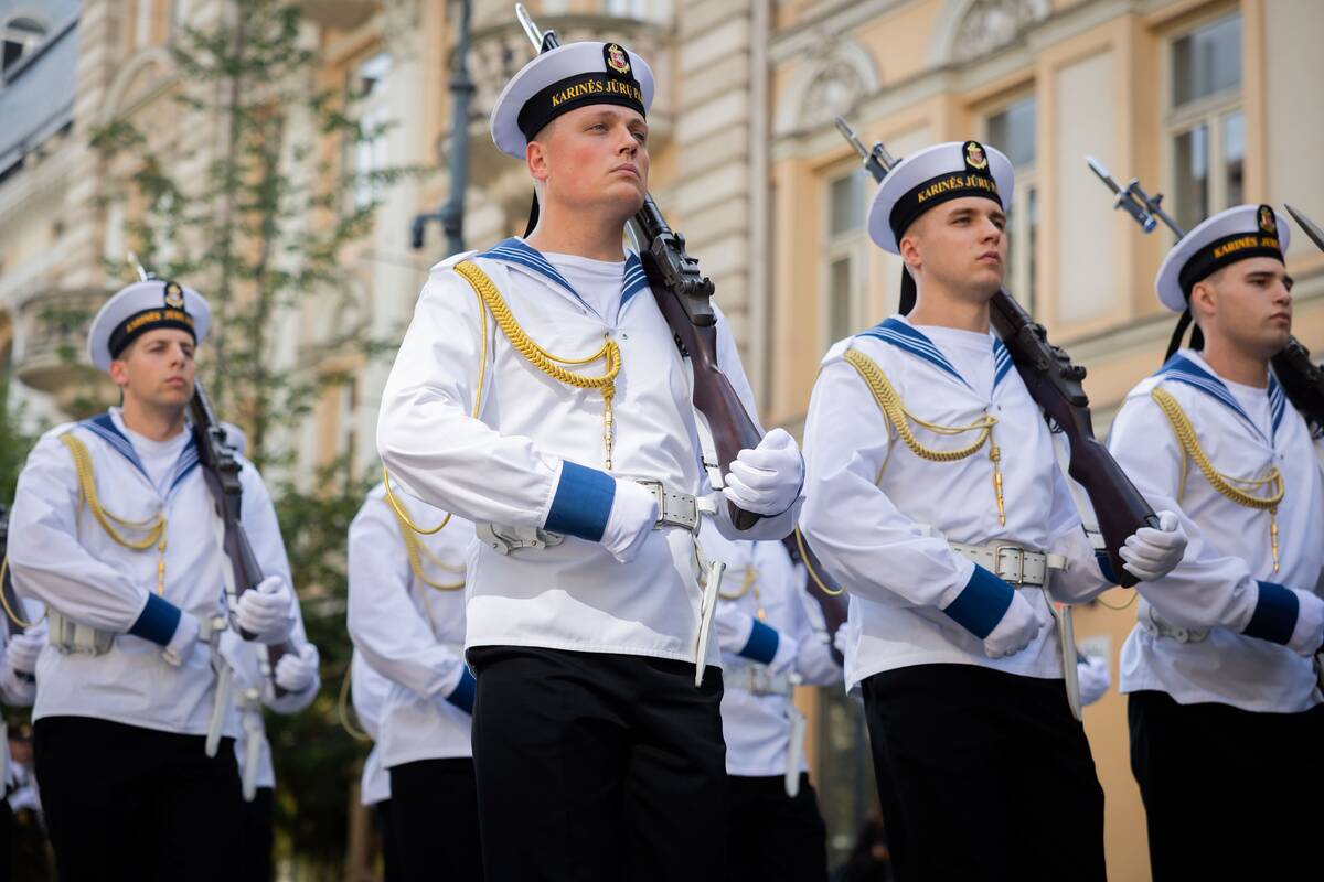 Karinė eisena Gedimino prospektu