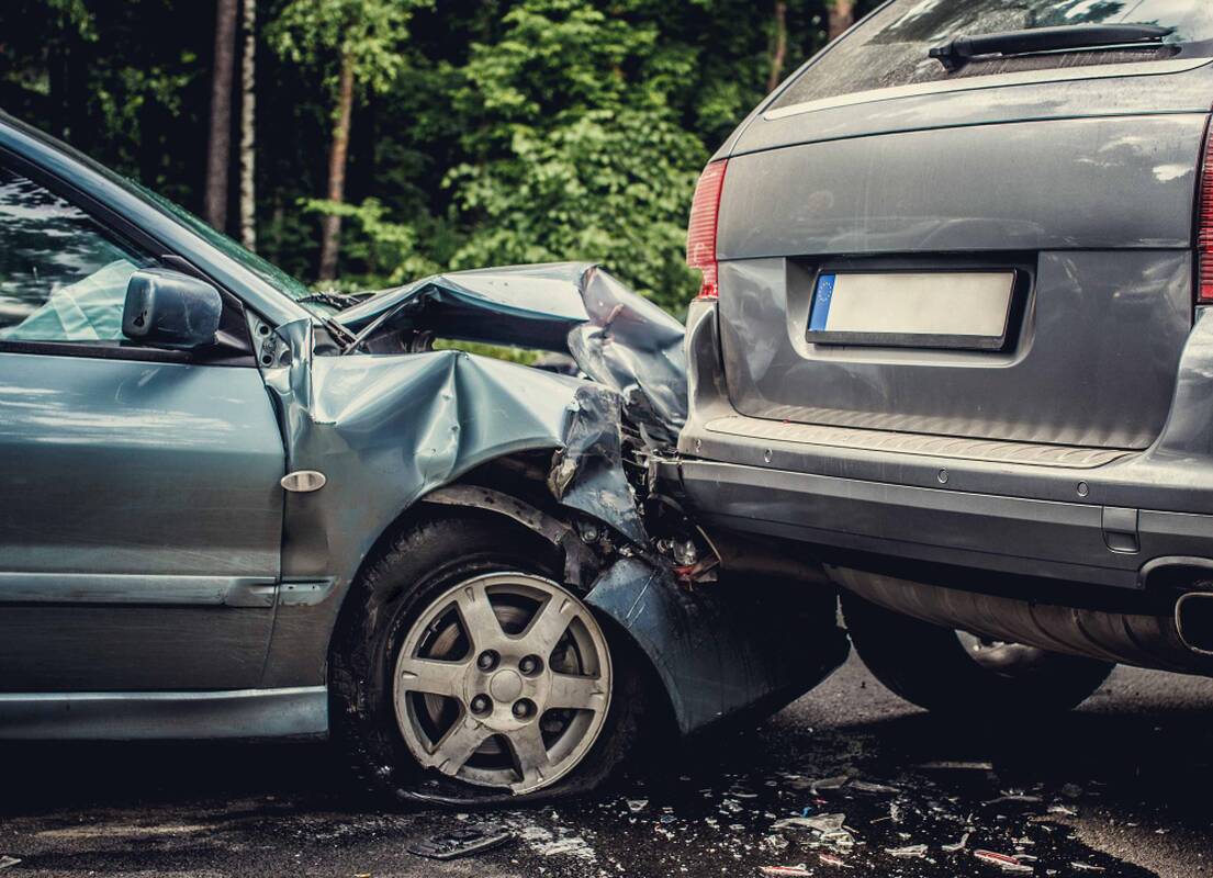 
<span>Vilniuje sunkvežimis įlėkė į aikštelę ir suniokojo kelis automobilius</span>
