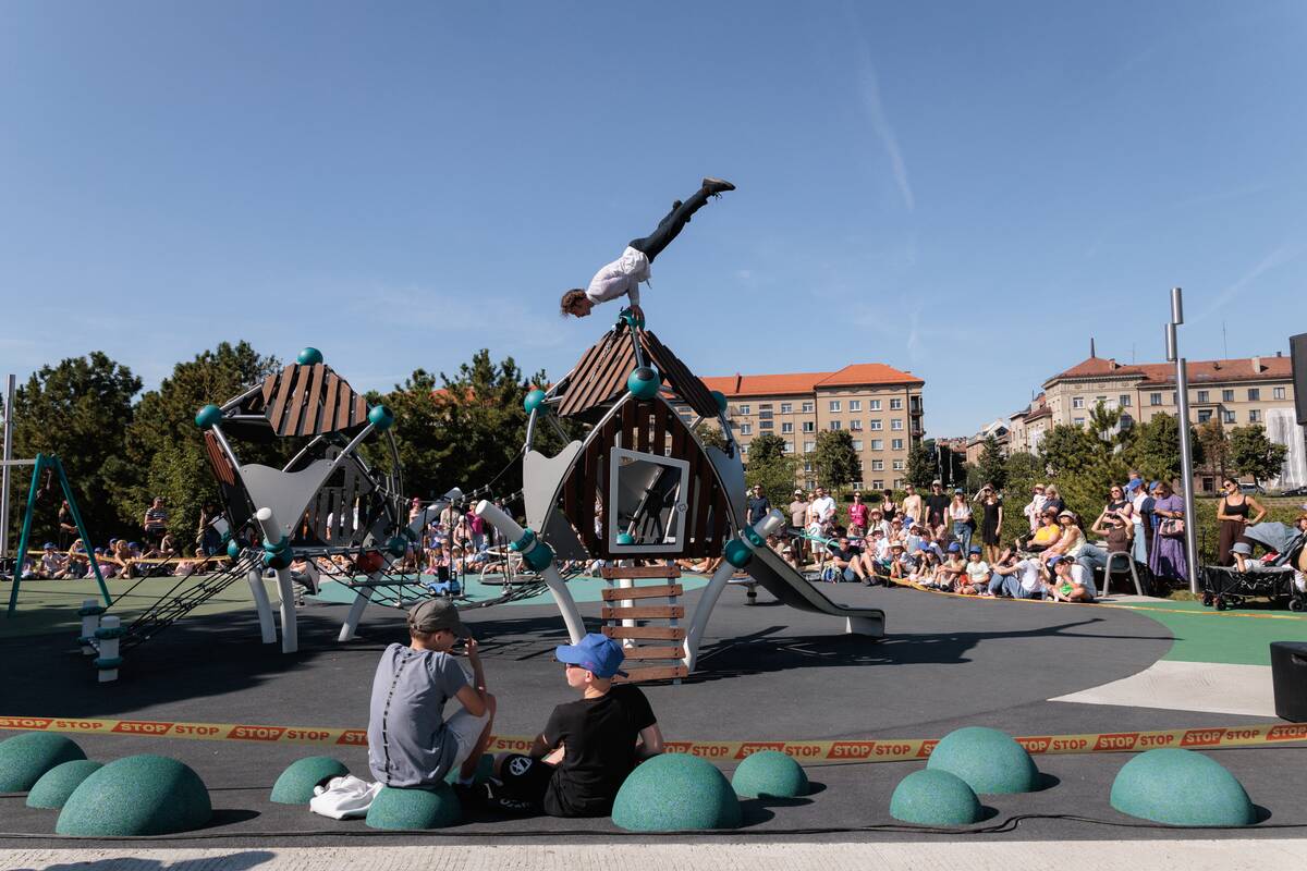 Šiuolaikinio gatvės cirko pasirodymas „PLAY(ces)“