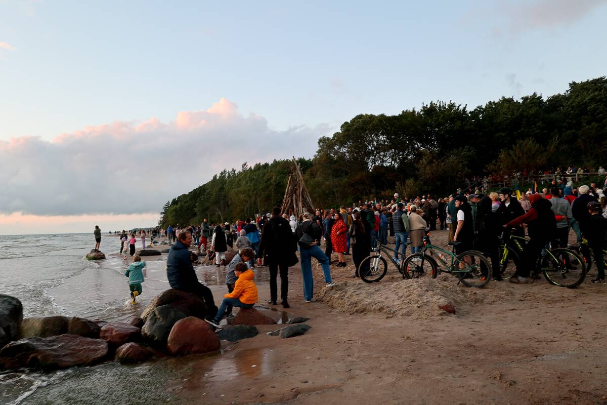 Laužų sąšauka „Senovinės ugnies naktis“ Karklės paplūdimyje