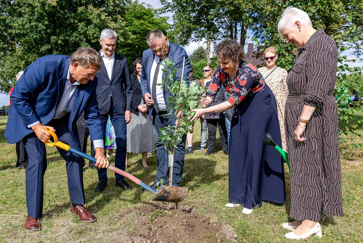 Pagarba: gražiu šventės akcentu tapo ąžuoliuko sodinimas kraštiečio, disko metiko A. Gudžiaus garbei.