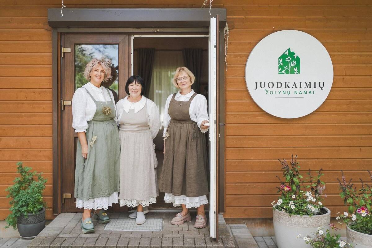 Puošnumas: edukacijoms vedėjos pasisiuvo originalius drabužius.