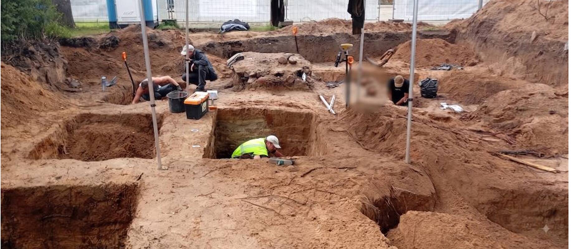 
<span>Vievio sovietinių karių kapinėse sėkmingai baigti archeologiniai tyrimai: iškasti 81 palaikai</span>
