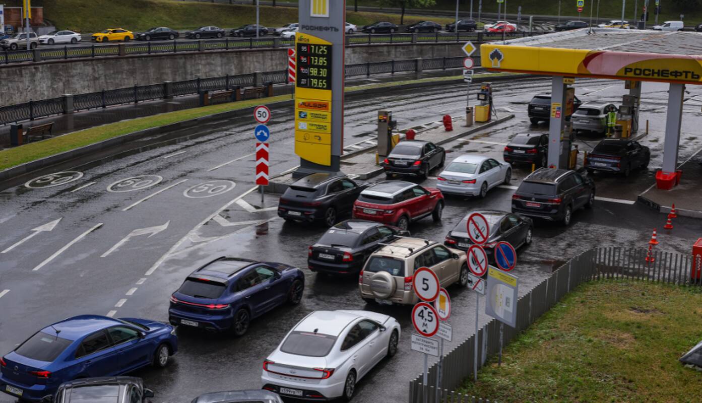 
<span>Rusijoje vėl įsisiūbavo degalų krizė: eilėse laukia po 15 valandų</span>
