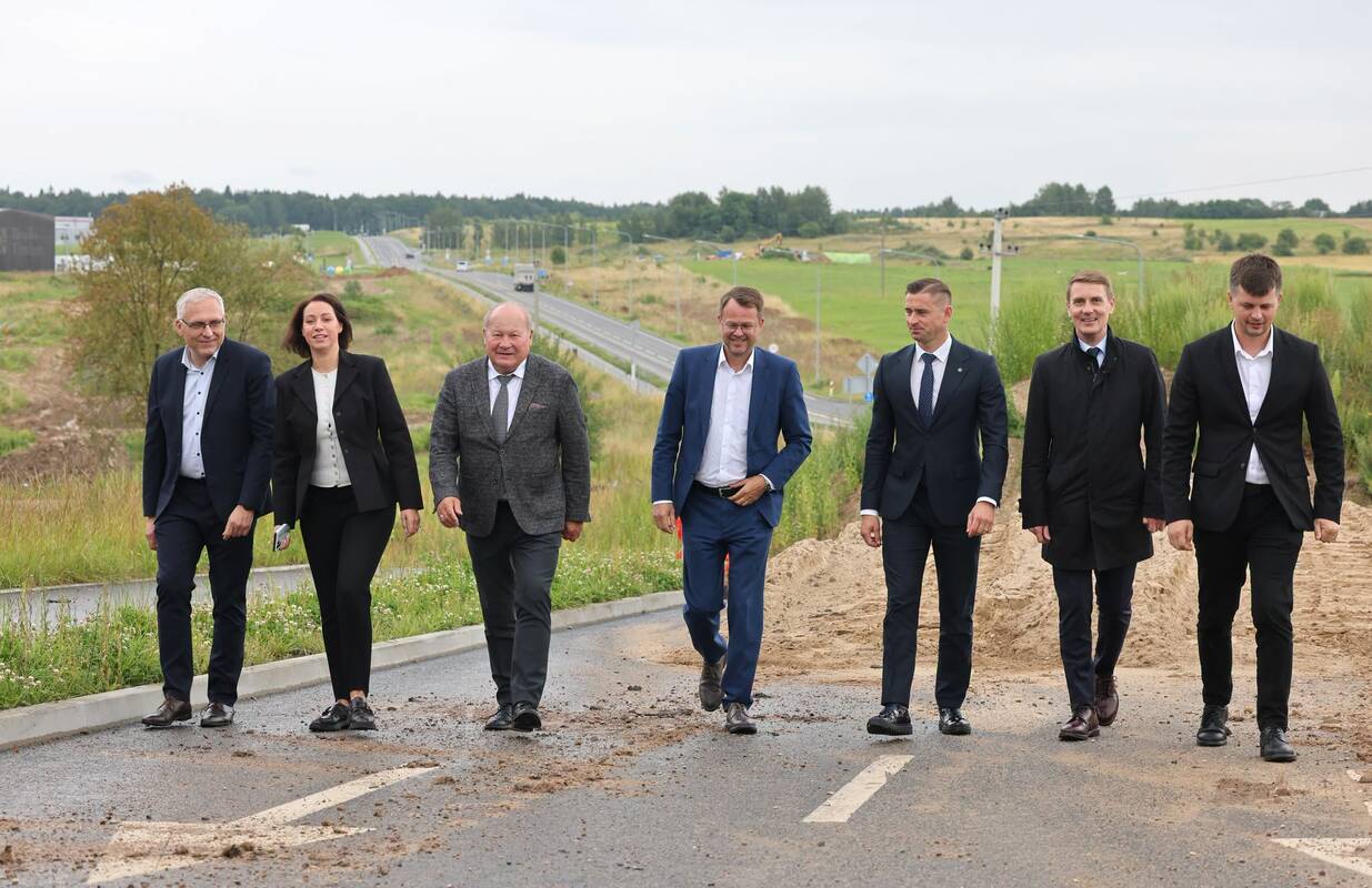Vertinimas: neseniai Pakaunėje su komandos nariais viešėjęs „Via Lietuva“ generalinis direktorius M. Gedaminskas (viduryje) pabrėžė, kad Kauno rajonas yra viena aktyviausiai į kelių infrastruktūrą investuojančių savivaldybių.