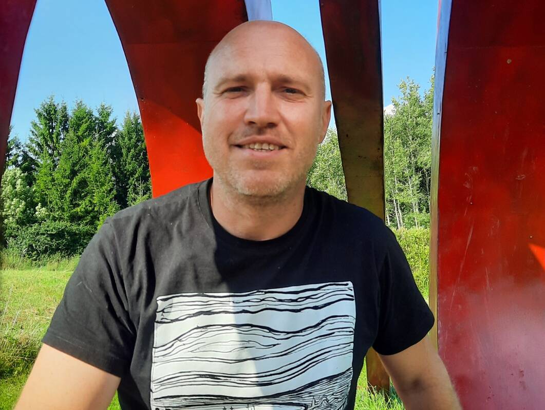 Linksmai: skulptūrų parko įkūrėjas G. Mazūras sako, kad į gyvenimą ir žmones mėgsta žvelgti su šypsena. „Argi mes nepanašūs?“ – juokiasi jis.