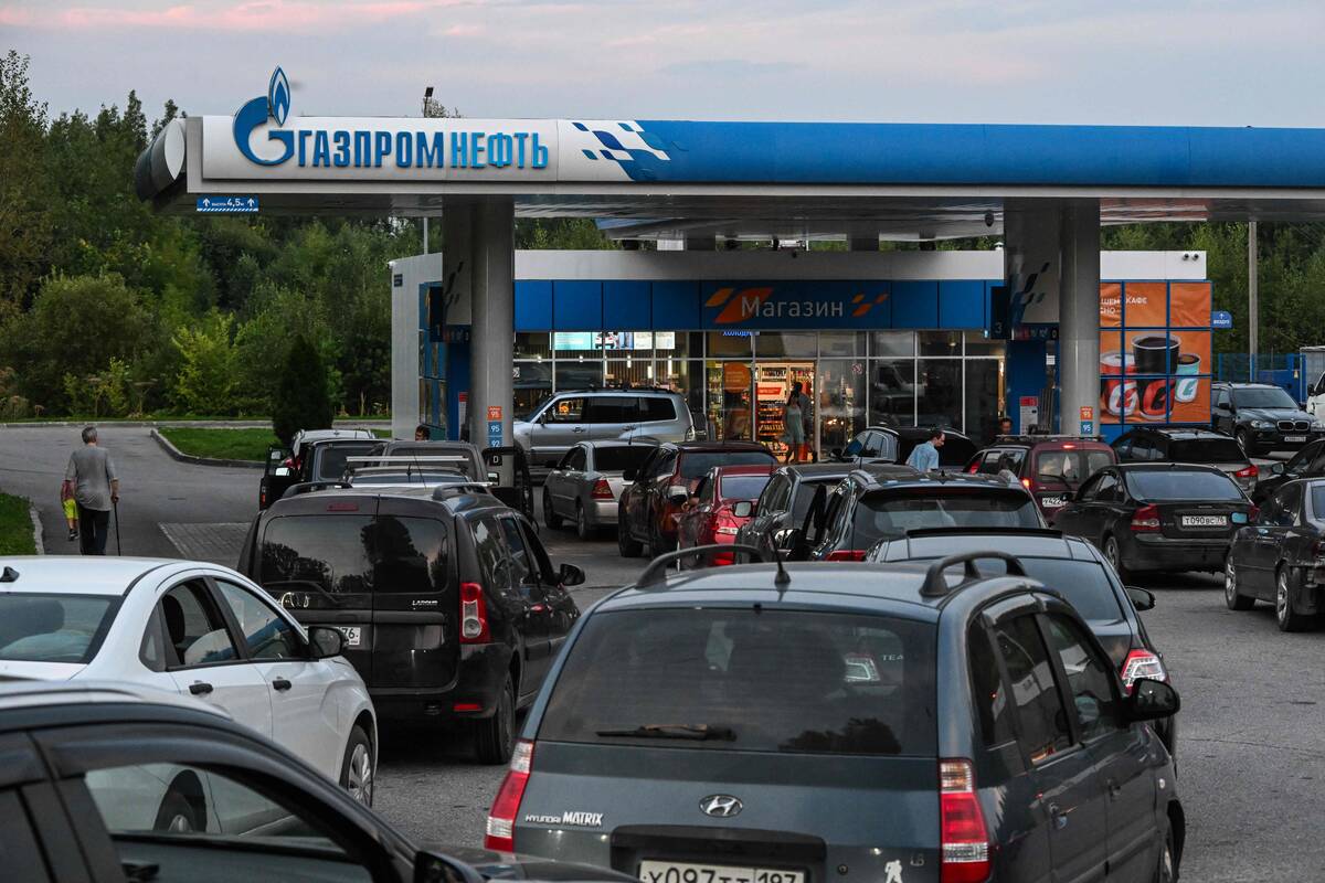 
<span>Prie Rusijos regionų degalinių vėl susidaro ilgos automobilių eilės</span>
