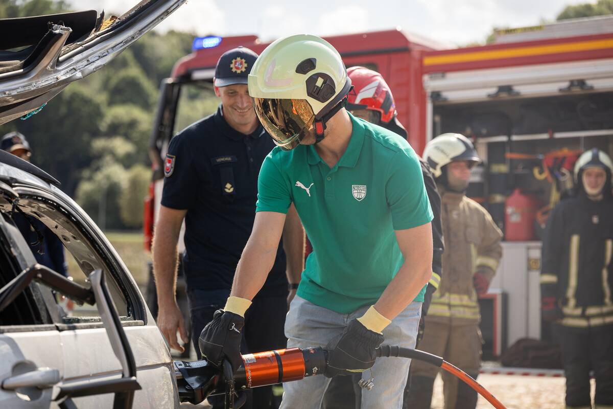 Kauno „Žalgirio“ komandą supažindino su gelbėtojų darbu