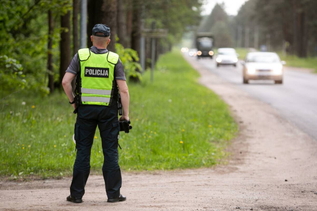 
<span>Vilniuje prie kelio policija rado krepšį su galimai narkotinėmis medžiagomis</span>

